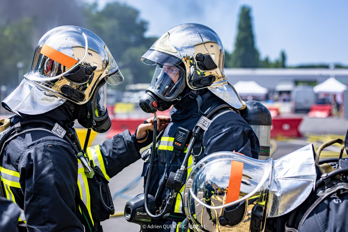 Face aux risques liés aux batteries de véhicules électriques, le @SDIS91 a réuni +150 experts, sapeurs-pompiers &amp; industriels pour tester, innover et renforcer la sécurité🚒 3 essais feu, démonstration de la lance COBRA, analyses environnementales #FeuxBatteries #SécuritéIncendie
