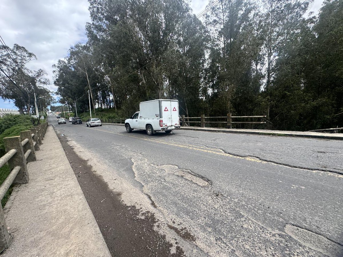 MIT_Ecuador's tweet photo. #Pichincha | Recorrimos el tramo Tabacundo–Cayambe para evaluar la vía y definir junto al @GADPedroMoncayo una hoja de ruta que garantice una movilidad segura para peatones y vehículos.

👥 Contamos con la presencia del director distrital @JesusLoorM, equipos técnicos y la alcaldesa @verosanchezcar. 

#ElNuevoEcuador