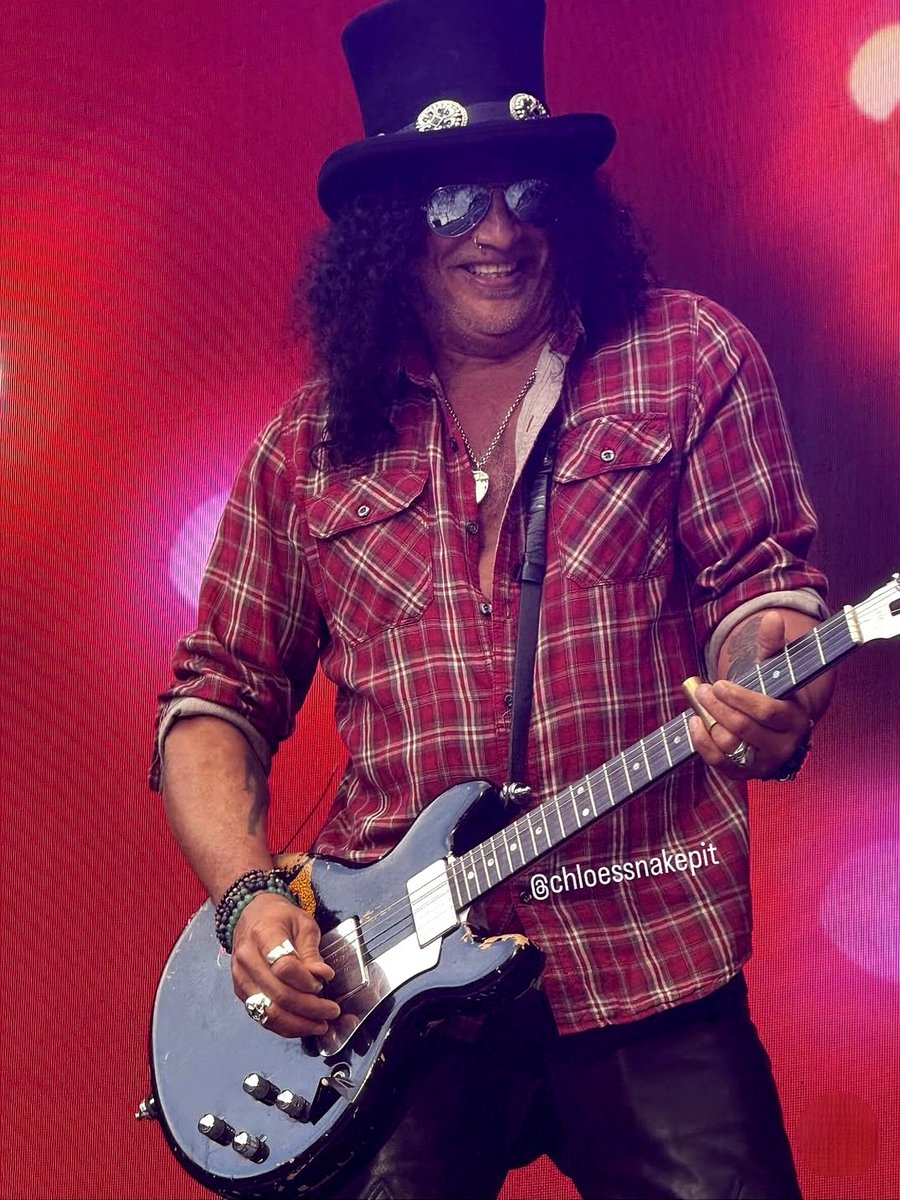 MARIE2_SLASH's tweet photo. #Repost @chloessnakepit
...
𝙨𝙡𝙖𝙨𝙝 🩵
June 23, 2025 in Birmingham, England 🏴
📸: me
#slash #slaahlive #slashguitar #slashguitarsolo #slashfans #slasharmy #slashnews #gunsnroses #gnr #gnrfans #gnr2025 #gnrforever #gnrreunion @slash https://t.co/xf9yAmfa9e