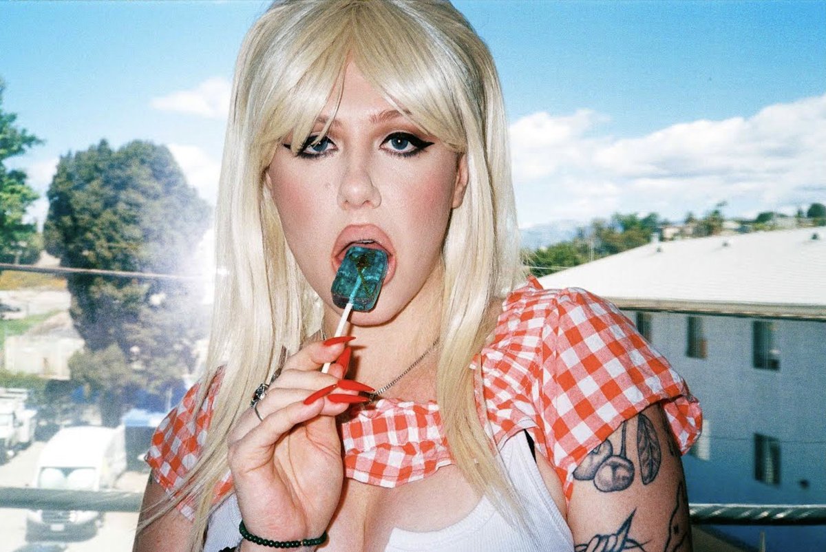List Pick: Showing another side to her musical endeavours, fashion icon and Surfbort front person Dani Miller shares 'SUGAR KISS HICKEY'.
themostradicalist.com/article/list-p…