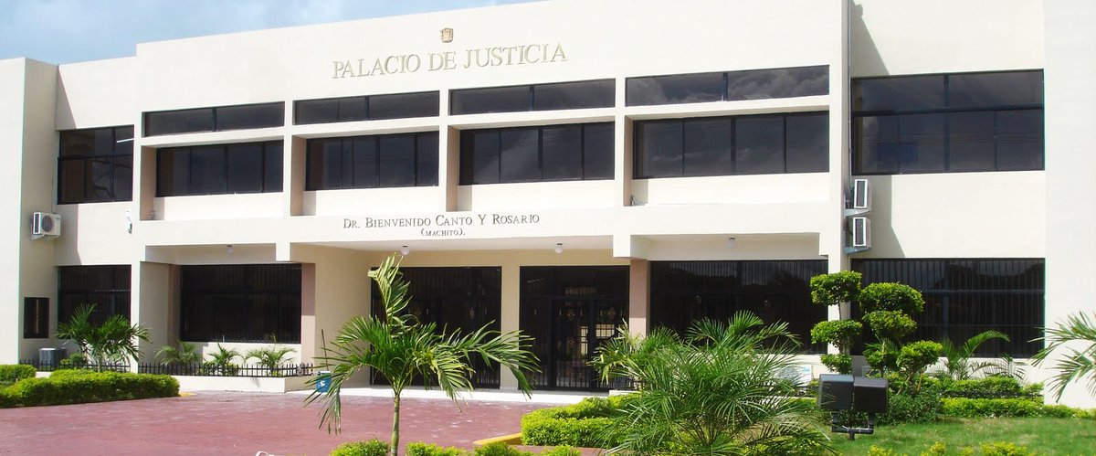 Veinte años de prisión para dos policías y tres civiles que secuestraron a un hombre en Hato Mayor. 

pgr.gob.do/veinte-anos-de…