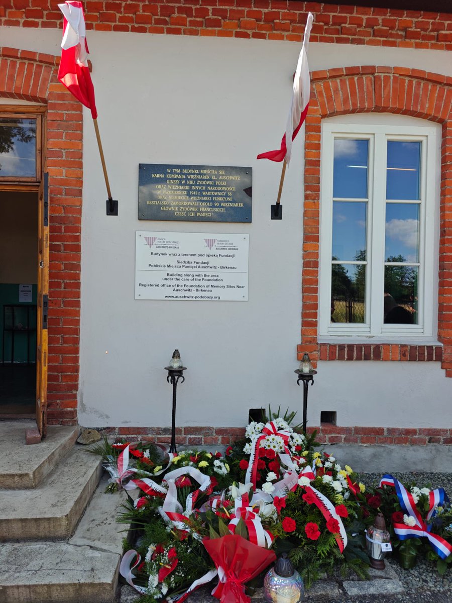 Cedric Peltier (@peltiercedric) on Twitter photo 83 ans après son ouverture, j’ai rendu hommage aux déportées du sous-camp de Bory (<a href="/AuschwitzMuseum/">Auschwitz Memorial</a>)
90 femmes françaises y furent fusillées par leurs gardiennes SS.
Ne jamais oublier. 83 ans après son ouverture, j’ai rendu hommage aux déportées du sous-camp de Bory (<a href="/AuschwitzMuseum/">Auschwitz Memorial</a>)
90 femmes françaises y furent fusillées par leurs gardiennes SS.
Ne jamais oublier.