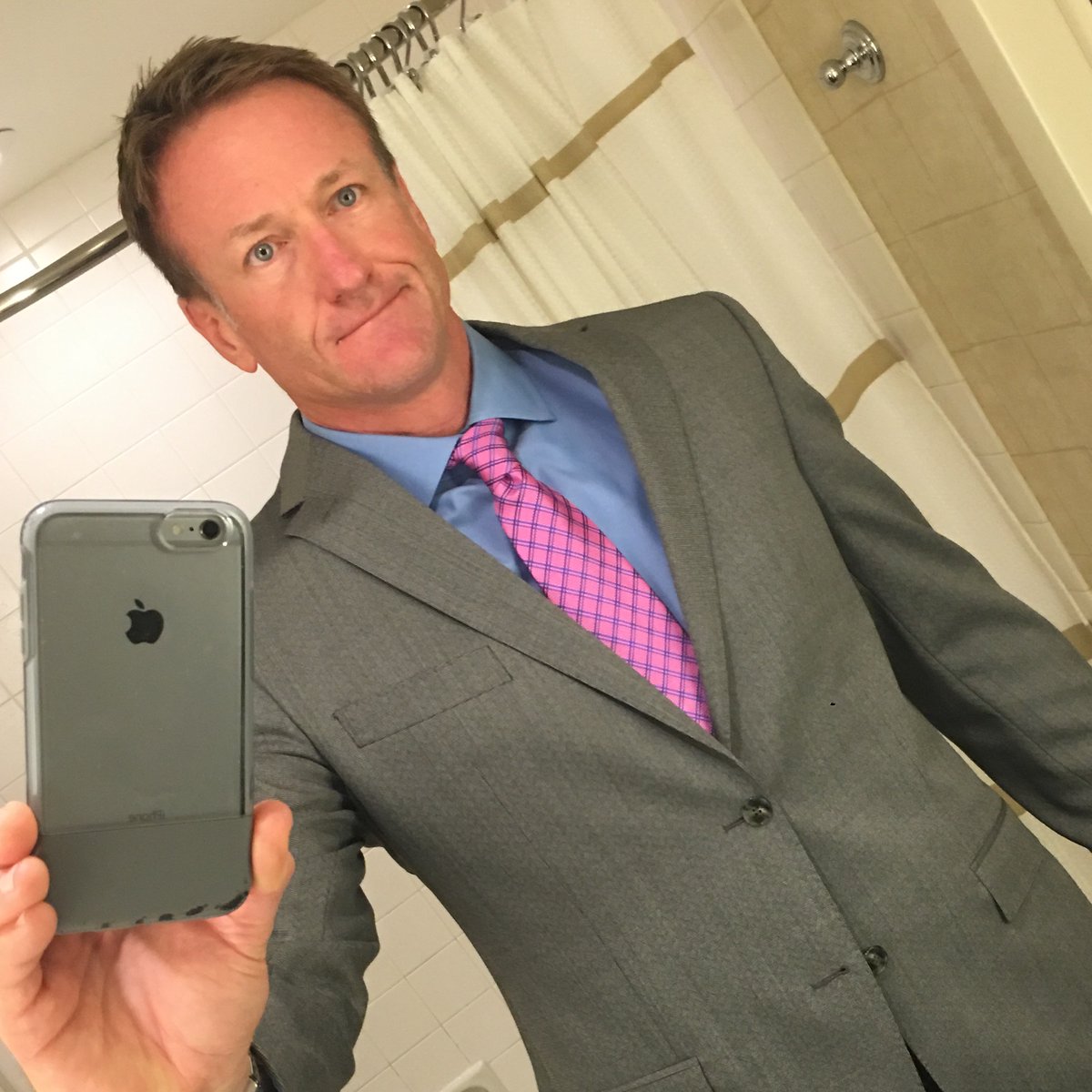 Camp4's tweet image. 👔The Suit

In 2017, I sat at the 30-person dining table in Masayoshi Son’s $150 million home. All eyes were on me as I pitched a 10-figure deal to Masa and his team—some of the brightest minds on Wall Street.

When my part was done, I handed things off to a colleague and…