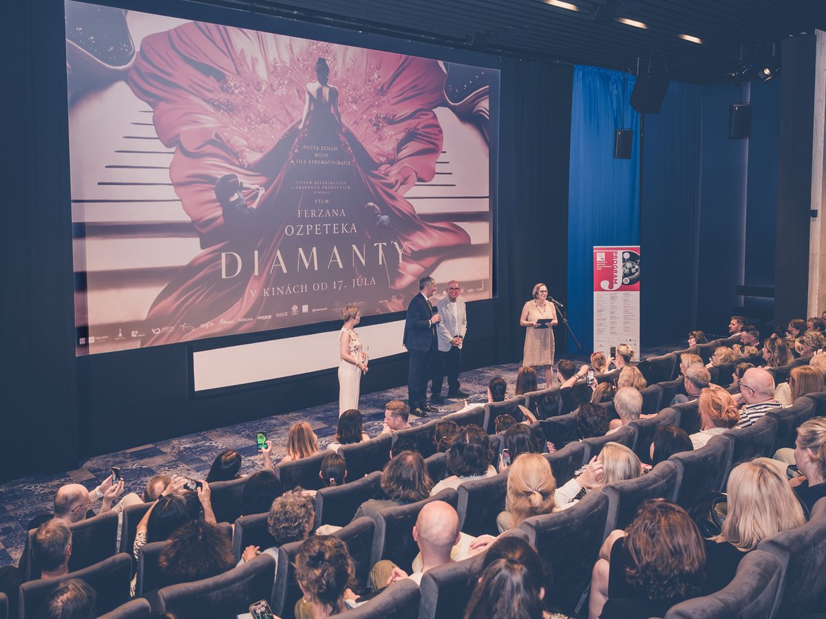 Italy in Slovakia (@italyinsk) on Twitter photo 🇮🇹 Grande partecipazione di pubblico ieri alla prima del film Diamanti presso Kino Lumière, con la partecipazione di <a href="/FerzanOzpetek/">Ferzan Ozpetek</a> . L’evento ha chiuso la rassegna di film del grande regista italiano realizzata da <a href="/iicbratislava/">iicbratislava</a> nell’ambito del festival Dolce Vitaj.
📽🍿💎 🇮🇹 Grande partecipazione di pubblico ieri alla prima del film Diamanti presso Kino Lumière, con la partecipazione di <a href="/FerzanOzpetek/">Ferzan Ozpetek</a> . L’evento ha chiuso la rassegna di film del grande regista italiano realizzata da <a href="/iicbratislava/">iicbratislava</a> nell’ambito del festival Dolce Vitaj.
📽🍿💎
