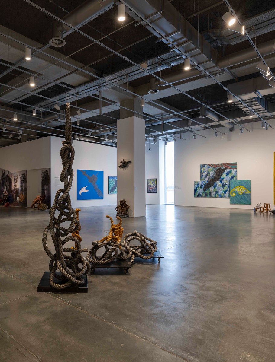 “Ömer Uluç: Ufuk Çizgisinden Öteye” sergisi boyunca izleyiciye eşlik eden üç boyutlu çalışmalar plastik halat, boru ve hortumların, polyester ve alüminyum döküm uygulamalarıyla bir araya geldiği heykellerden oluşuyor. Sanatçıya göre bu üç boyutlu yapıtlar, çizim ve resimlerinin