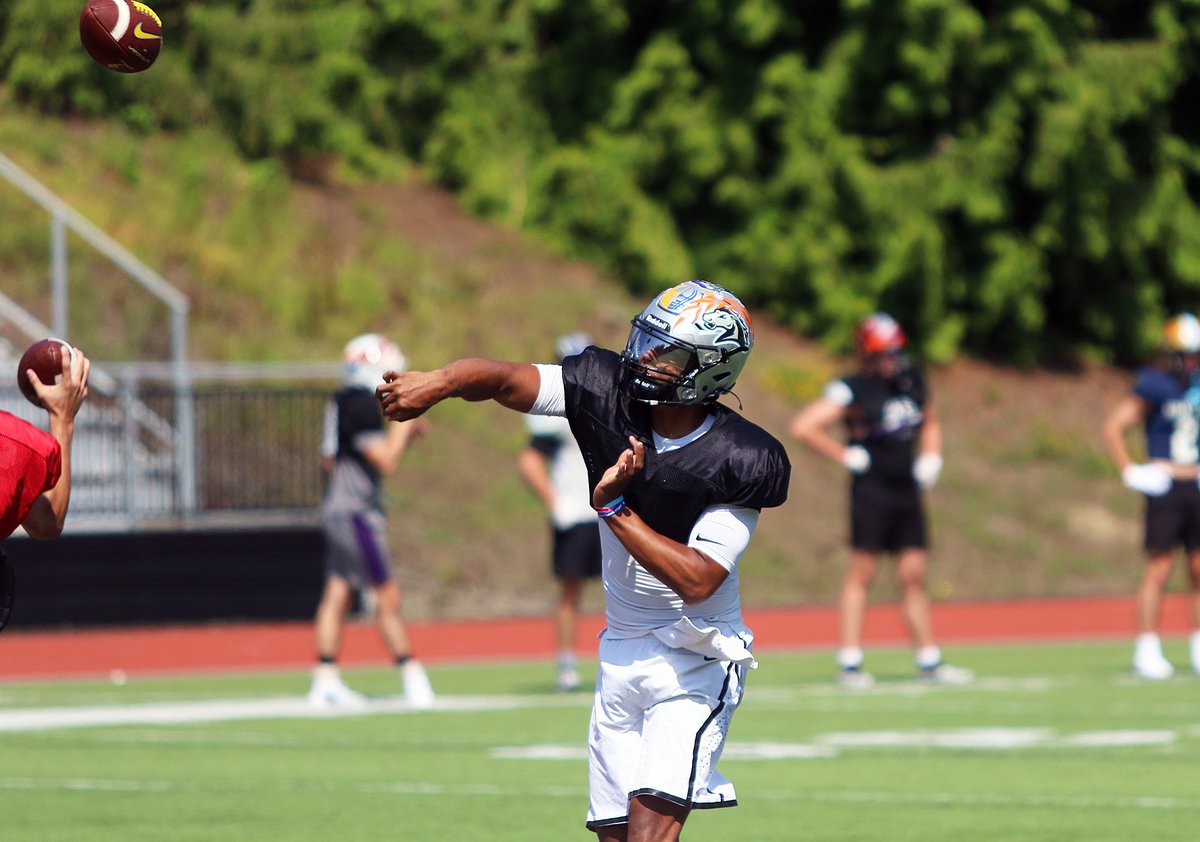 Mountainside's Cade Mitchell is having a huge week, announcing his college football commitment before getting ready to play in this Friday's Les Schwab Bowl. Read about the Mavericks' standout quarterback here ⬇️