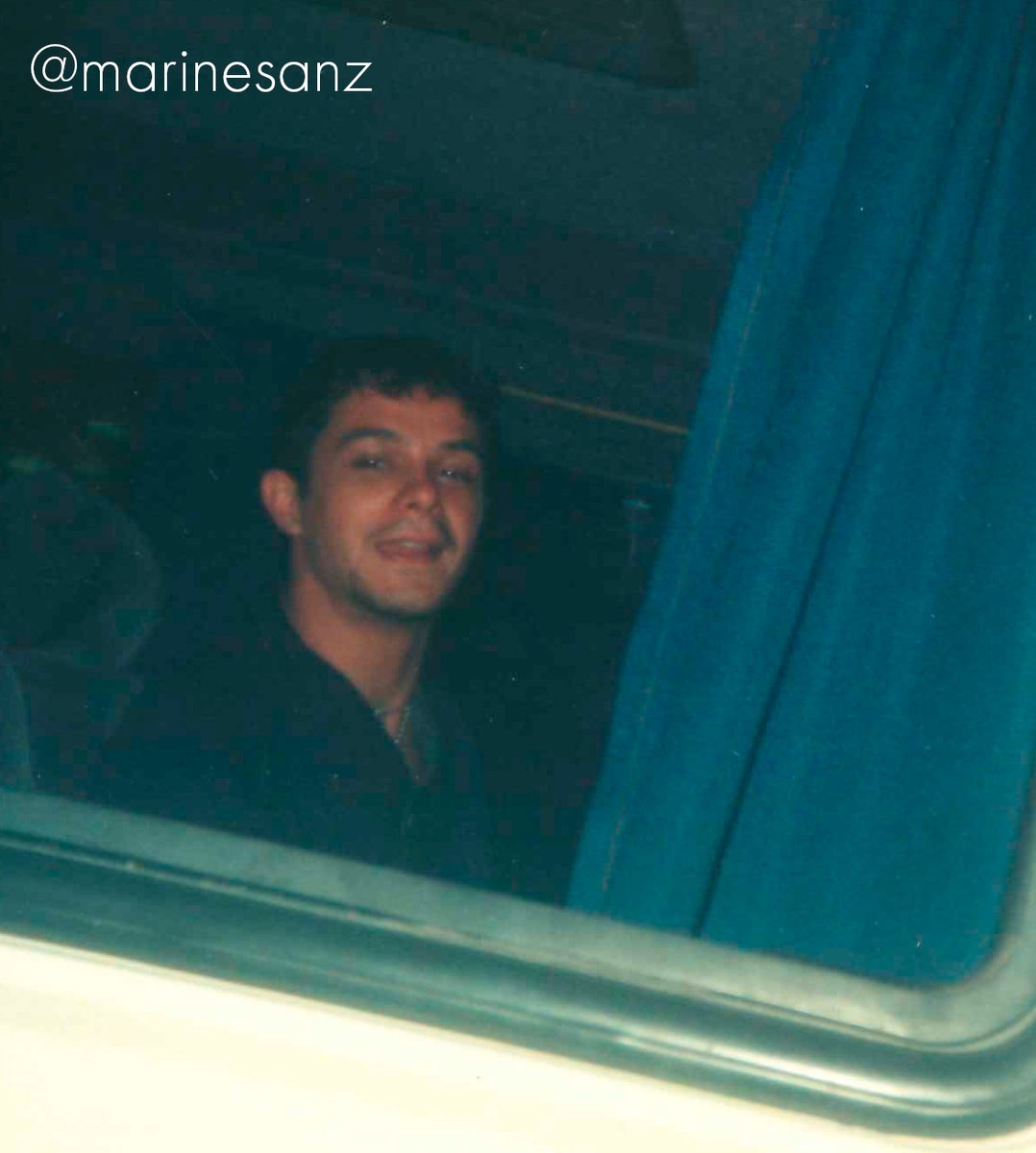 marinesanz's tweet photo. Recuerdos inolvidables del concierto de Alejandro en el Gran Rex, Buenos Aires (27-28 abril 1996). Lo esperamos en el hotel y seguimos en taxi y nos hablaba por la ventanilla. ¡Momentos mágicos! 🎸🚕💫 #X #GranRex #Concierto #Recuerdos #Música @AlejandroSanz https://t.co/uz2bOa6pat