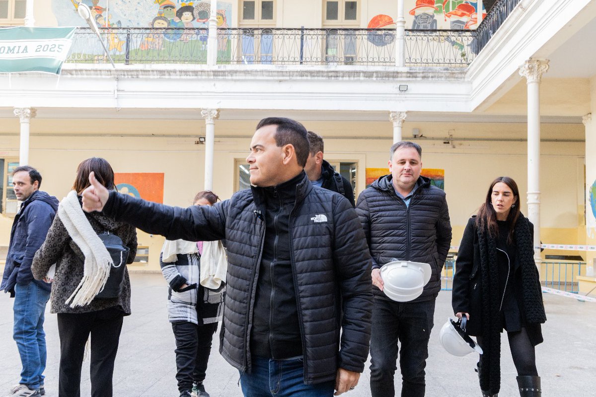 marcerodio's tweet photo. 🚍 Estuvimos en el IPEM N° 138 Jerónimo Luis de Cabrera, junto a la Dirección de Infraestructura y Equipamiento, acercando el operativo #BEC a estudiantes, docentes y personal de apoyo.

Además, presentamos una nueva etapa del Plan Evolutivo de Infraestructura Escolar. 🏫 https://t.co/IWA4FPbmol