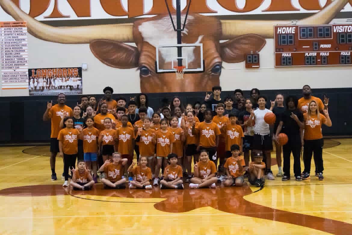 DobieHoops's tweet image. That’s a wrap on an amazing camp! Huge thank you to all the campers, parents, and our student coaches for bringing the energy and making it fun. We’re proud of the growth we’ve seen and excited to watch these young Longhorns continue to develop! #DobiePride #MINDSET