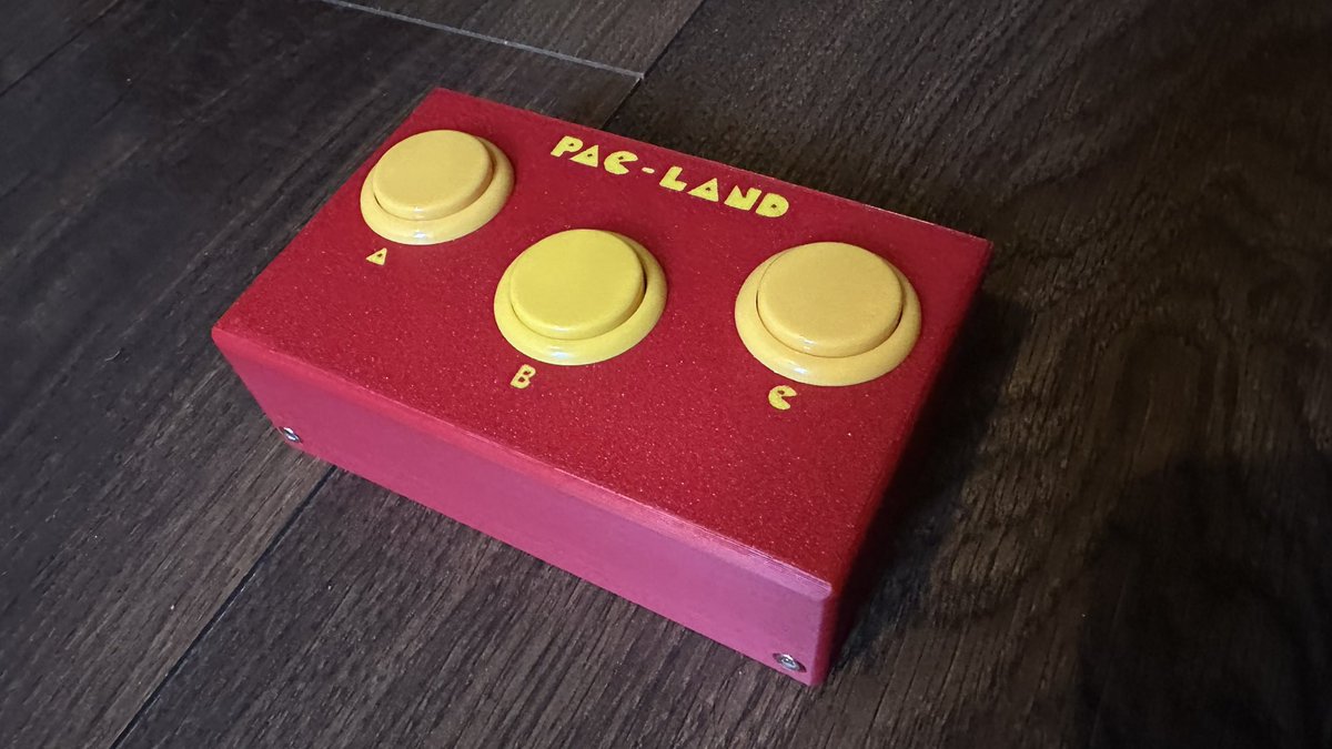 Ex_Mosquito's tweet image. New custom Pacland controller based on the one that came with the Sharp X68000 conversion. Works surprising well, even with it being so small. Made by @Clive_Frog_2_0. He makes some AMAZING controllers if you’re after something unique. Sanwa buttons also.  #パックランド #pacland
