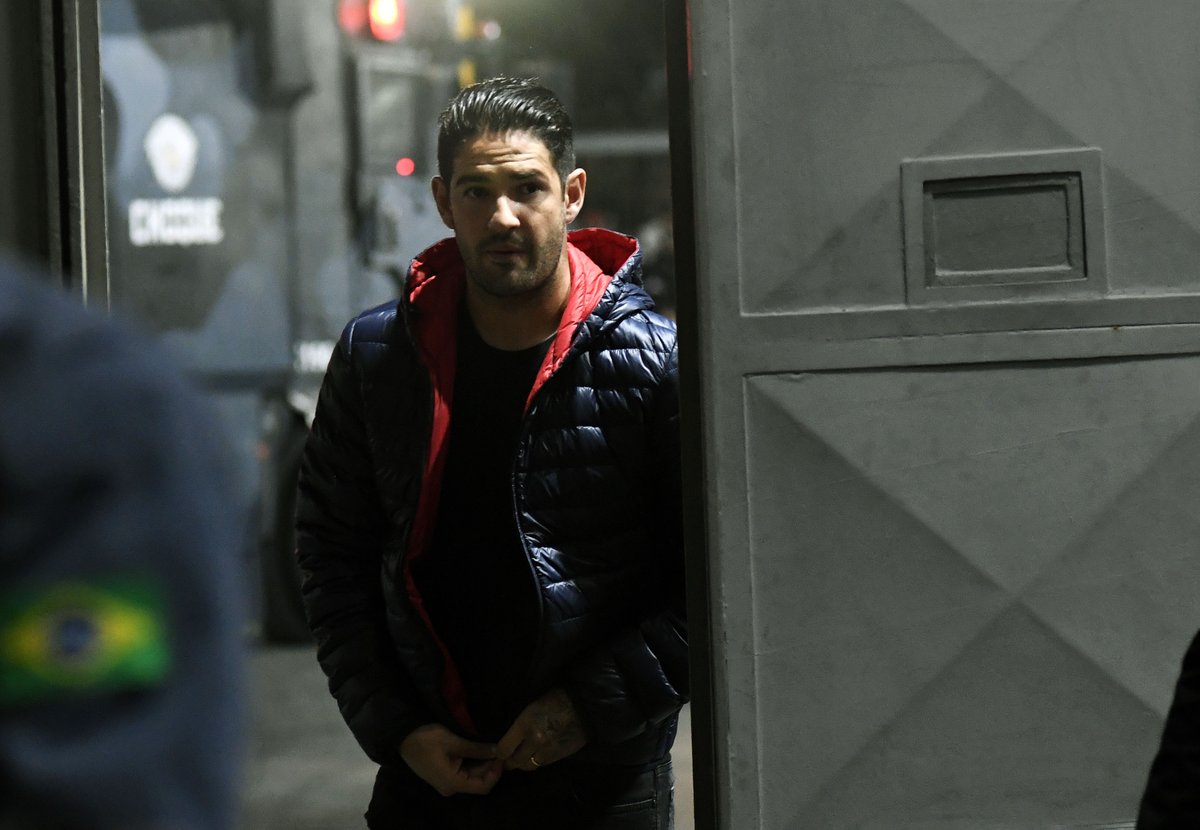 geglobo's tweet photo. Alexandre Pato se oferece a pagar traslado do corpo da brasileira Juliana Marins, morta na Indonésia

Ex-atacante está em contato com a família da vítima ➡️ https://t.co/NE38BmGC1j

📷 Reprodução/Marcos Ribolli https://t.co/DGB0iOWkJO