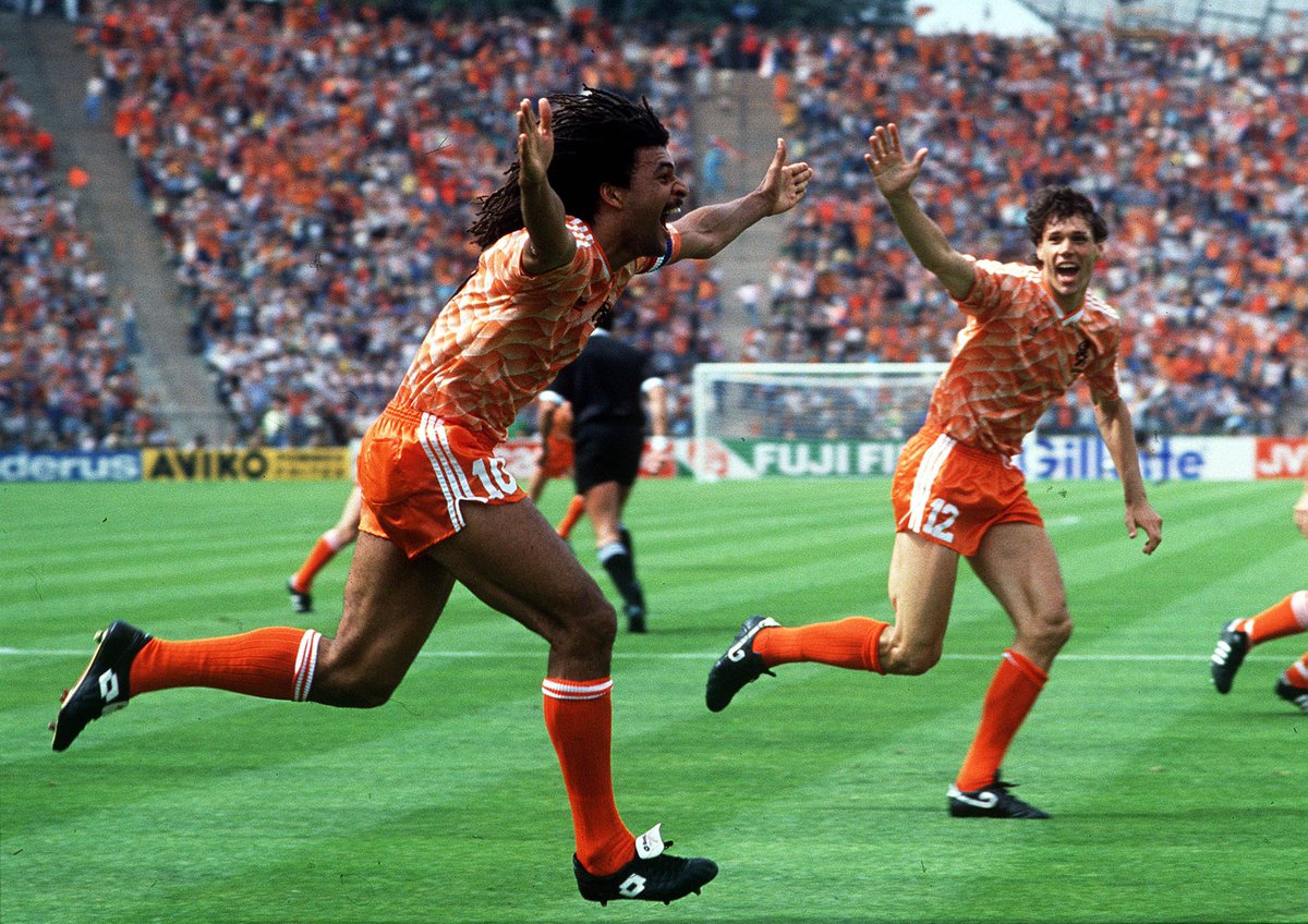 thesoccerdemic's tweet photo. #OnThisDay in 8️⃣8️⃣ Holland won the #Uefa Championships🙌🏾
⚽️Gullit opened the scoring vs 🇷🇺Russia & Van Basten sealed the win🔥
🌎Gullit, of Dutch🇳🇱 & 🇸🇷Surinamese descent, is the 1️⃣st & only Black captain to lift the trophy✨️ #NothingLikeOranje #NEDAUT
https://t.co/44Vb3QZyC9 https://t.co/3QBLXWrFuB