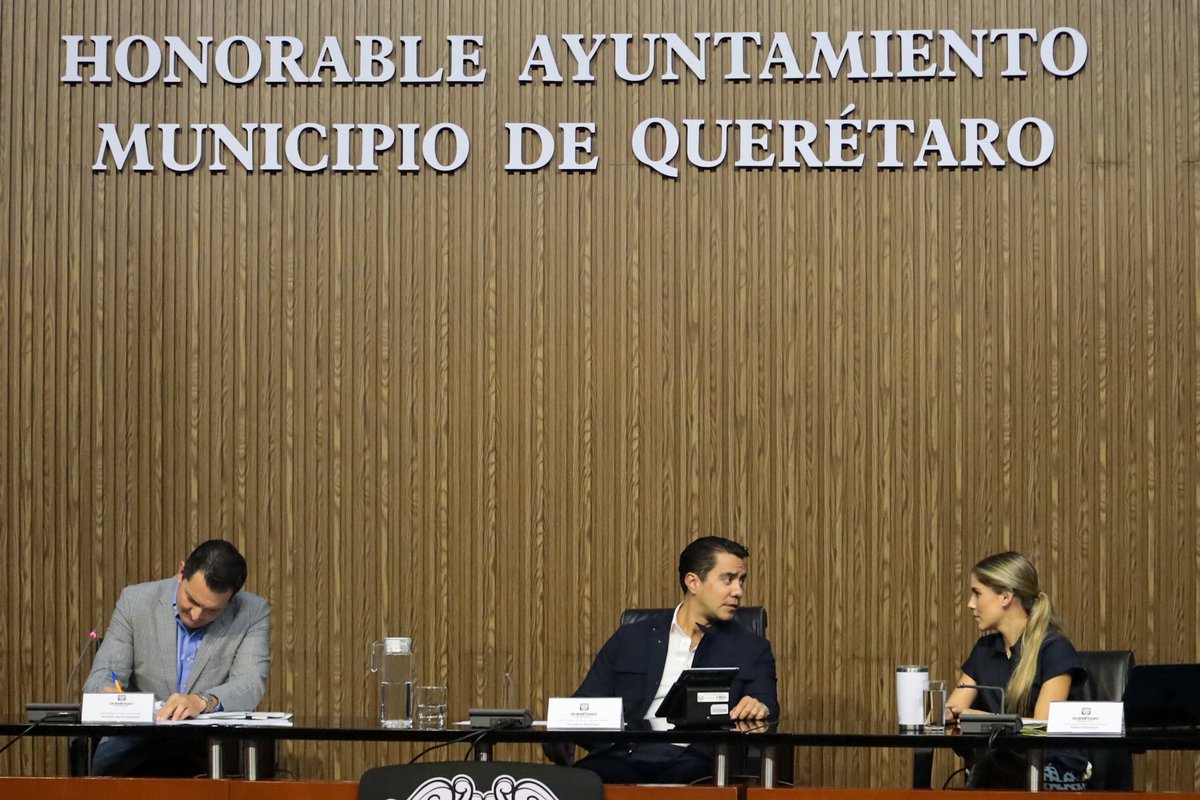 Ayer en #SesiónDeCabildo aprobamos el programa “Conectados”.

Una estrategia para reducir la brecha digital, con la entrega de 7,500 laptops para quienes más lo necesitan. 

En Querétaro según el INEGI, 70.5 % de los hogares cuentan con al menos una computadora, mientras que