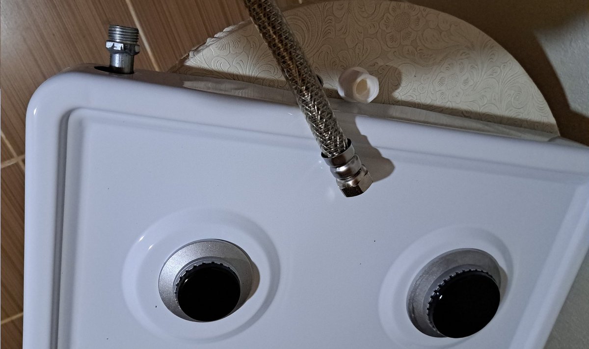 bu gün gidip ocak aldım, geldim şimdi resimdeki o hortumu o ocağa takabilirim belki ama iyi sıkamasam diye biraz kurcaladım ama  kenara öylece bıraktım 🤷