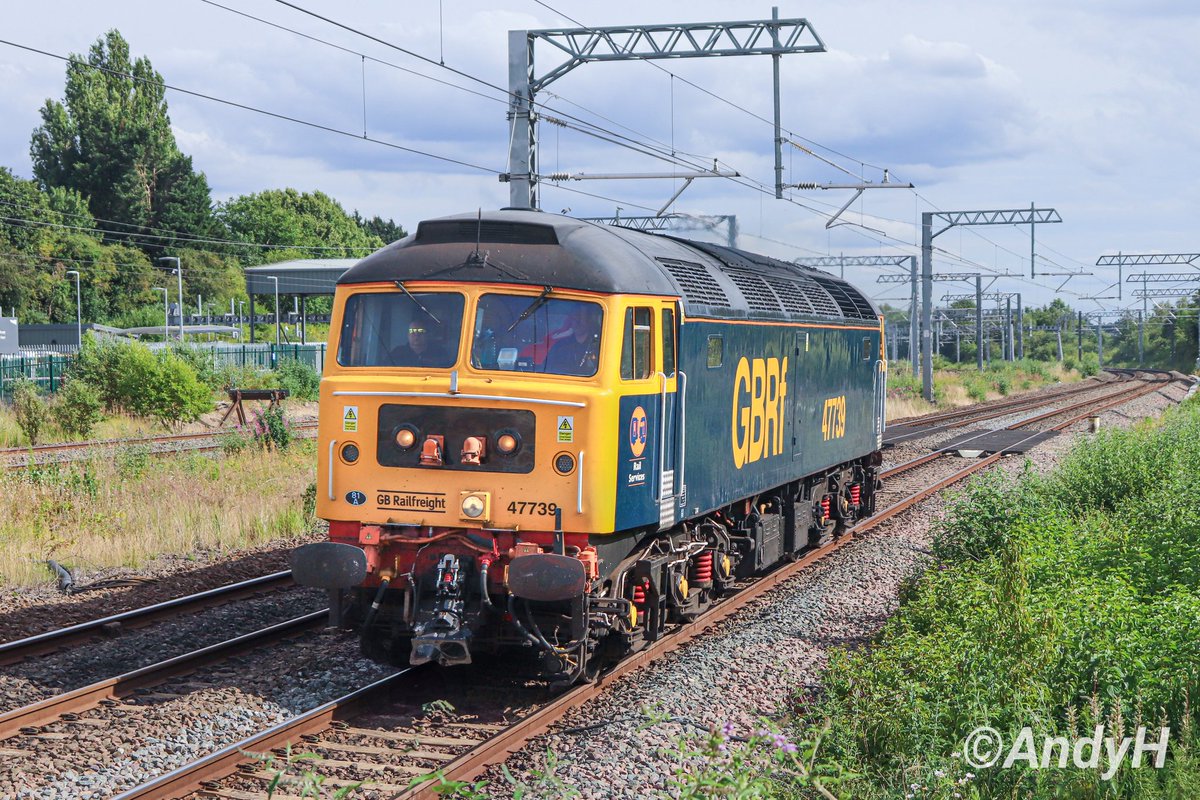 holtona72's tweet photo. #MidweekMidlandMainline A late afternoon bonus on a hot summer's day in the shape of @GBRailfreight 47739 passing through Kettering, returning to Leicester LIP from Wimbledon Park Depot Sidings as 0M59 after doing a unit drag there from Bicester MOD. #GBRF #MML #DuffWatch 25/6/25 https://t.co/466RUBFv4J