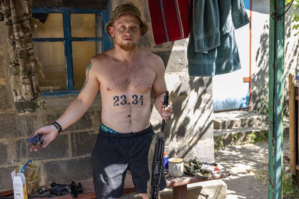 Ryži byl Bělorus. Potkala jsem ho u Marjinky, když se o ni ještě bojovalo, v létě 2023. Měl na břiše vytetované číslo paragrafu, podle kterého jsou souzeni Bělorusové demonstrující proti režimu. Byl veselý, bezstarostný, nevadilo mu se fotit. Byl skvělý a odvážný voják. Vím už