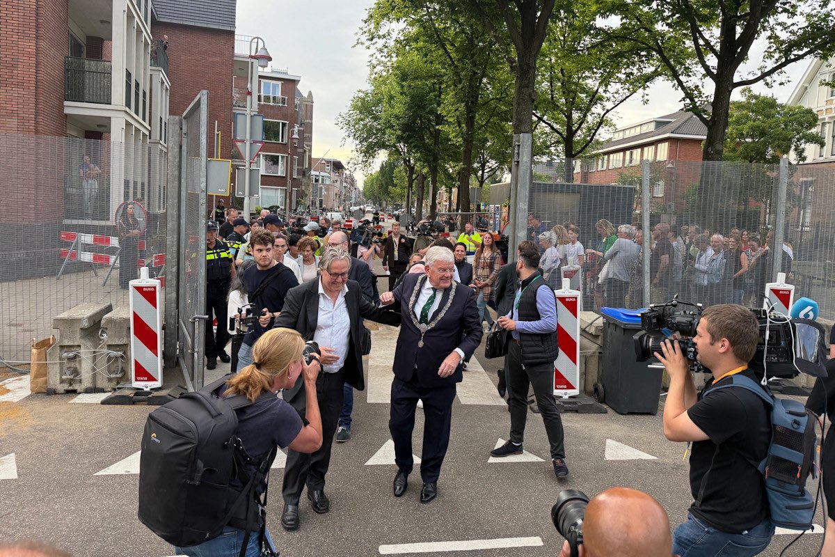 “Den Haag, bedankt voor uw inspanning!”. Met die woorden opende burgemeester Van Zanen vanavond de poorten rondom het World Forum. “Dat ik nu de poorten mag openen, vind ik eigenlijk het allerleukst.” 
De locatie is opengesteld voor 4750 Hagenaars die zich hebben aangemeld.