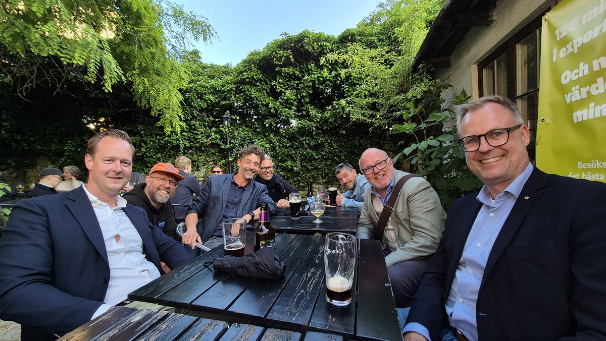 Ove Fredriksson (@ovemalarenergi) on Twitter photo Fulla fart på snacket med #energitwitter Almedalen #tweetup med <a href="/mLundback/">Maja Lundbäck</a>, <a href="/ia_aanstoot/">Ia Aanstoot</a>, <a href="/PEverhill/">Per Everhill</a>, <a href="/RogerStrandahl/">Roger Strandahl</a> med flera. Uppskattat! Fulla fart på snacket med #energitwitter Almedalen #tweetup med <a href="/mLundback/">Maja Lundbäck</a>, <a href="/ia_aanstoot/">Ia Aanstoot</a>, <a href="/PEverhill/">Per Everhill</a>, <a href="/RogerStrandahl/">Roger Strandahl</a> med flera. Uppskattat!