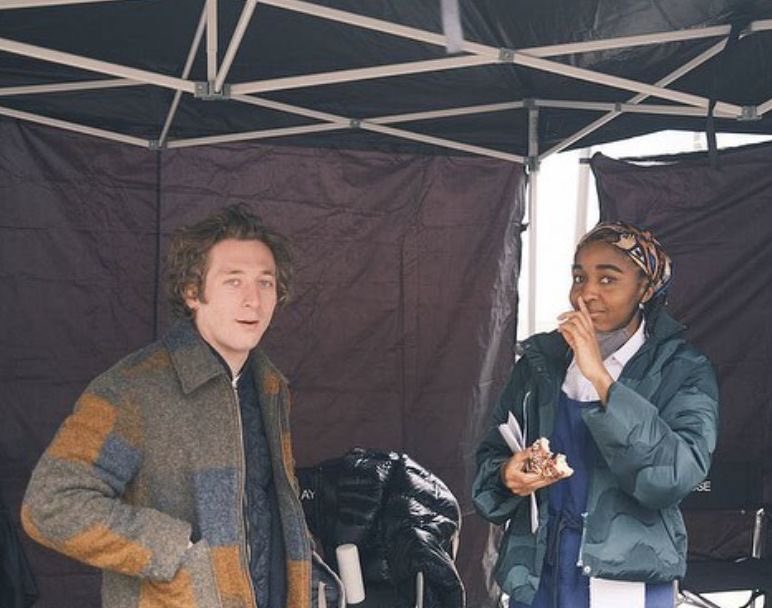ayobrinabot's tweet photo. guys what if they make eye contact tonight 😭😭😭😭😭 https://t.co/z6PTkDxzMD