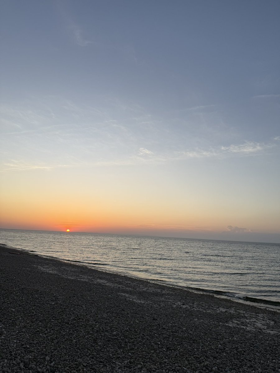 Mae4545's tweet photo. @Expedia Some of the best vacation days are just sitting by the beach, eating a sandwich,  and sipping on a cold drink waiting for sunset. #sweepstakes #ExpediaChat https://t.co/r6nENx6yJZ