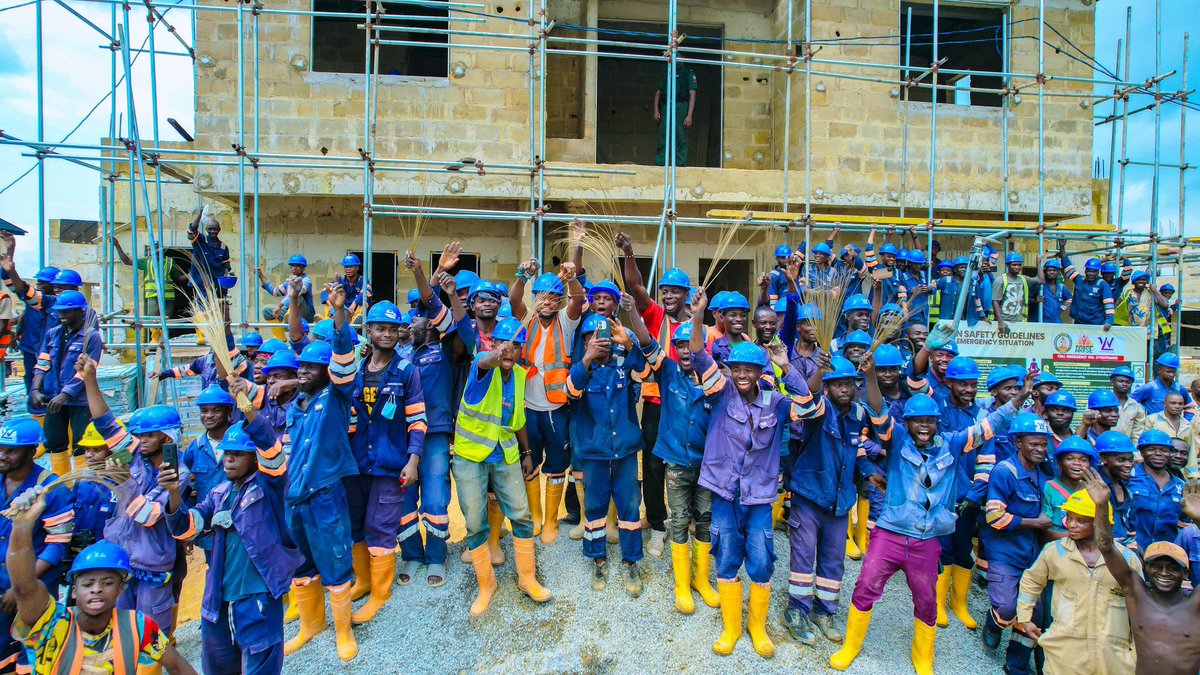 eniangdaniel_'s tweet photo. Gov Umo Eno conducts surprise inspection of Arise Senior Citizens Centre & Ewet Offot Luxury Estate, expresses satisfaction with progress. #AkwaIbom #GovEno #InfrastructureDevelopment https://t.co/59BtjkVULs