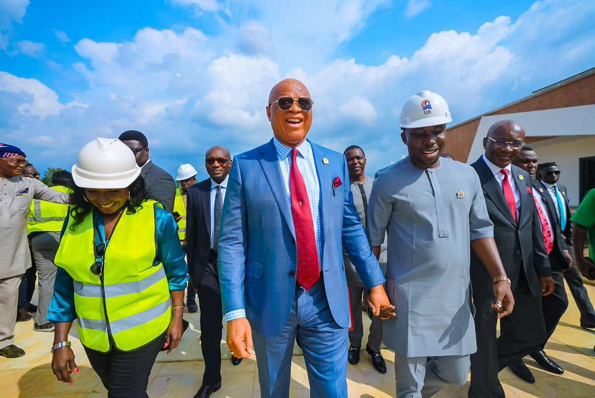eniangdaniel_'s tweet photo. Gov Umo Eno conducts surprise inspection of Arise Senior Citizens Centre & Ewet Offot Luxury Estate, expresses satisfaction with progress. #AkwaIbom #GovEno #InfrastructureDevelopment https://t.co/59BtjkVULs