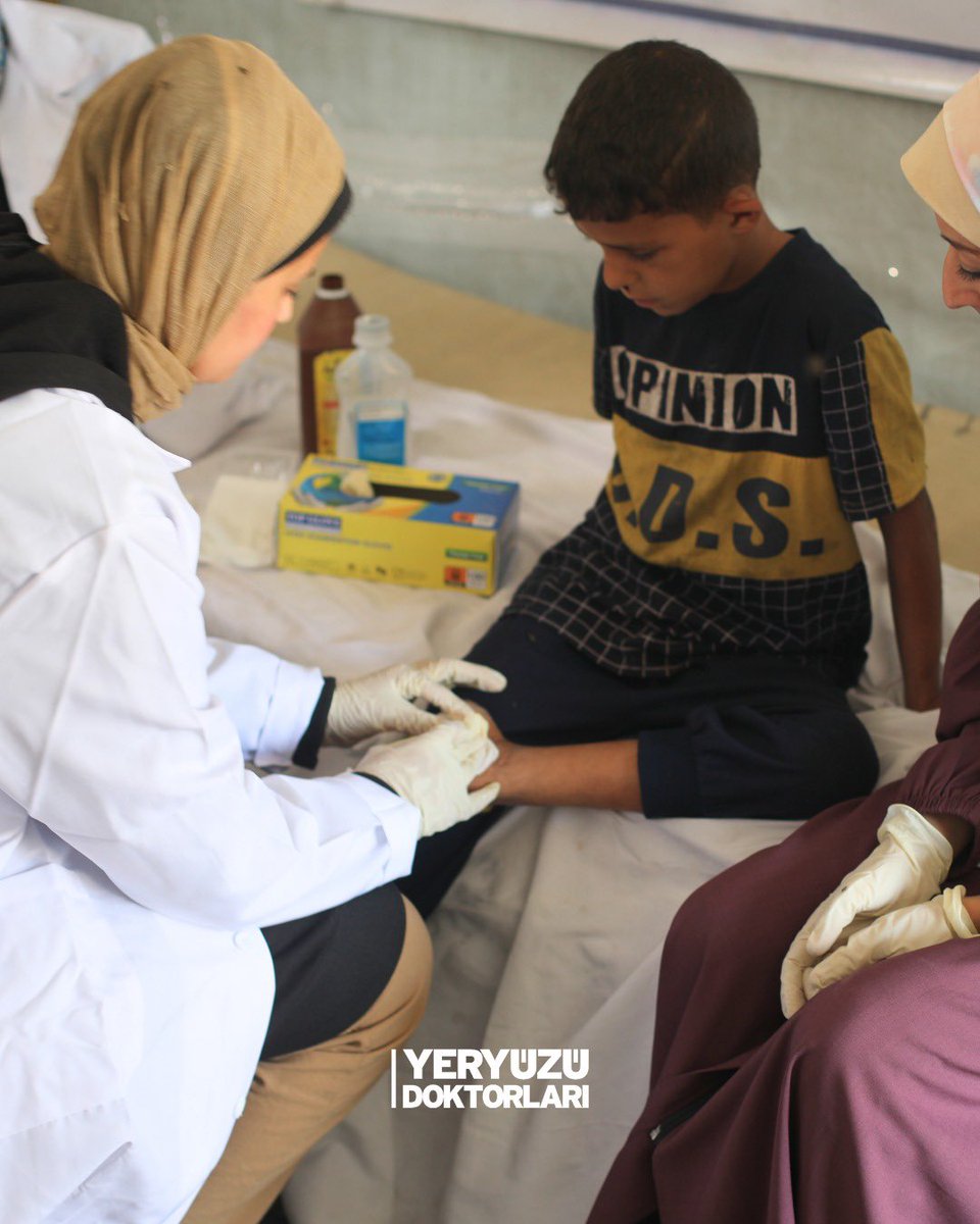 📍Gazze’de sağlık hizmetlerimizi sürdürmeye devam ediyoruz.

🩺Al Yarmouk Mülteci Kampındaki sağlık istasyonumuzda birinci basamak sağlık hizmetleri ve acil müdahalelerimizi aralıksız sürdürüyoruz. Desteklerinizle Gazze’de yaraları sarmaya ve hayatlara dokunmaya devam ediyoruz.