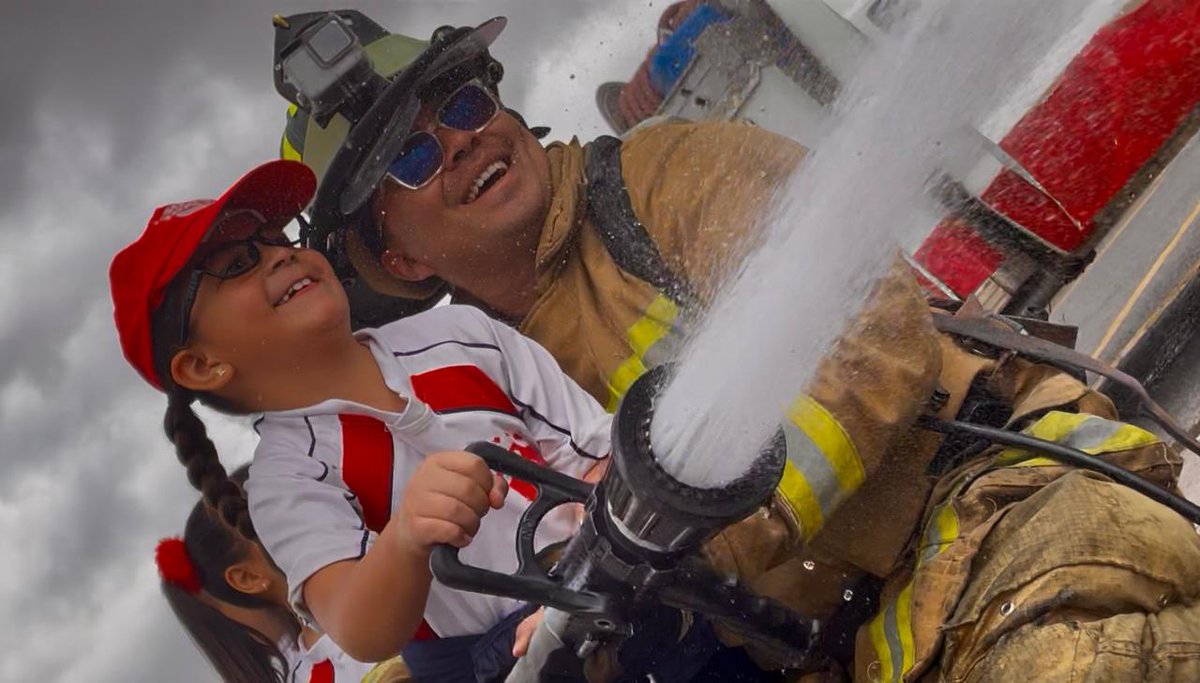 PCEstatalZac's tweet photo. 👧👦 Niñas y niños de un jardín de niños visitaron la base de #Bomberos del Estado, donde participaron en prácticas con mangueras y simulacro de búsqueda y rescate. 🚒
Fomentamos la cultura de la prevención desde la infancia para su seguridad y bienestar. 🧯 https://t.co/SwszEGIX91