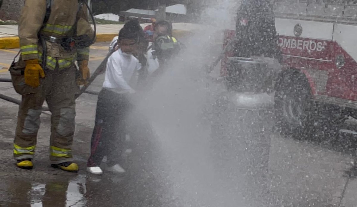 PCEstatalZac's tweet photo. 👧👦 Niñas y niños de un jardín de niños visitaron la base de #Bomberos del Estado, donde participaron en prácticas con mangueras y simulacro de búsqueda y rescate. 🚒
Fomentamos la cultura de la prevención desde la infancia para su seguridad y bienestar. 🧯 https://t.co/SwszEGIX91