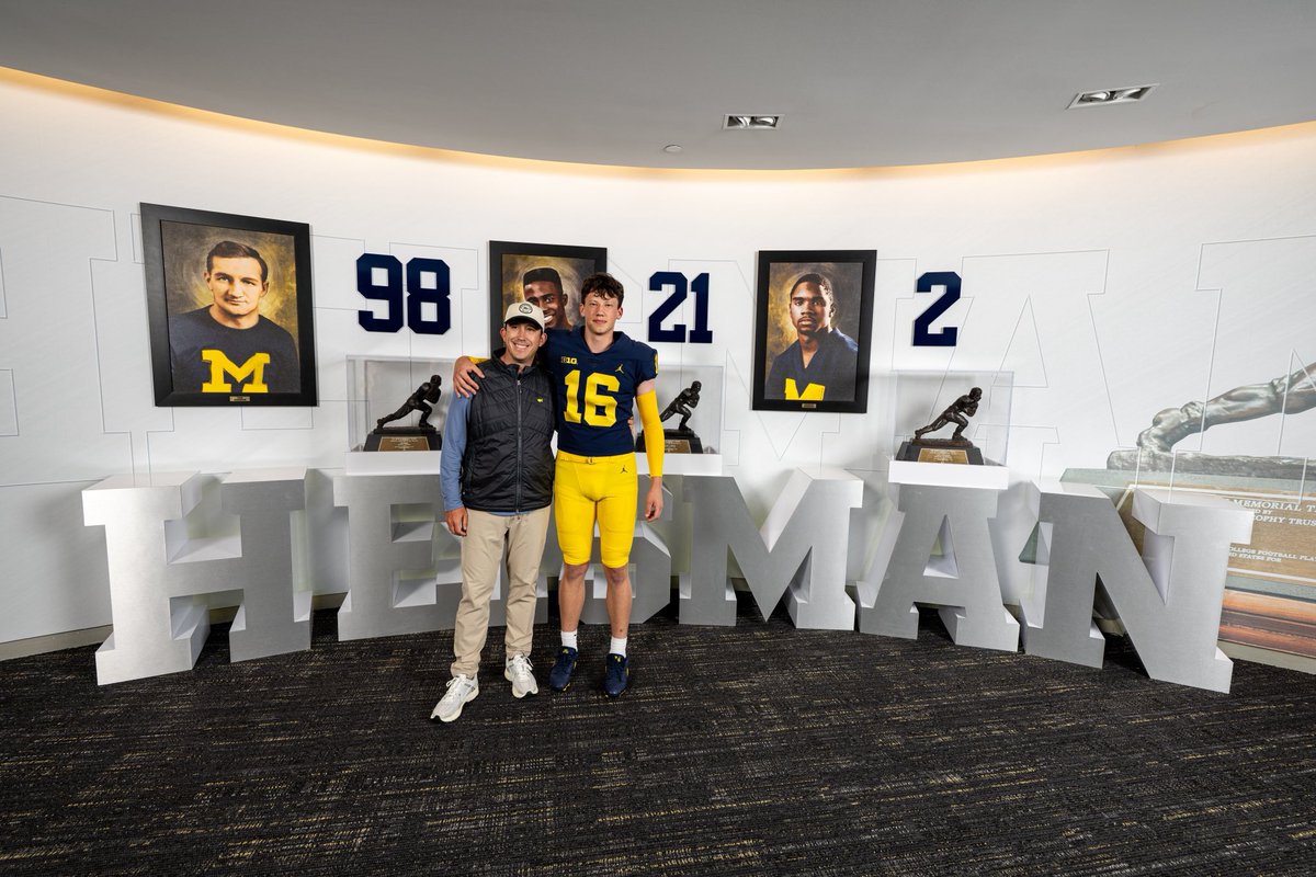 MicahDrescher's tweet image. Official visit in Ann Arbor this past weekend. So blessed for this opportunity. @UMichFootball @JTBrown721 @jbrowngoblue @Garrett__Alan @CoachKurzner @Coach_SMoore @AKarsch_UM @SeanMagee04 @CNendick25