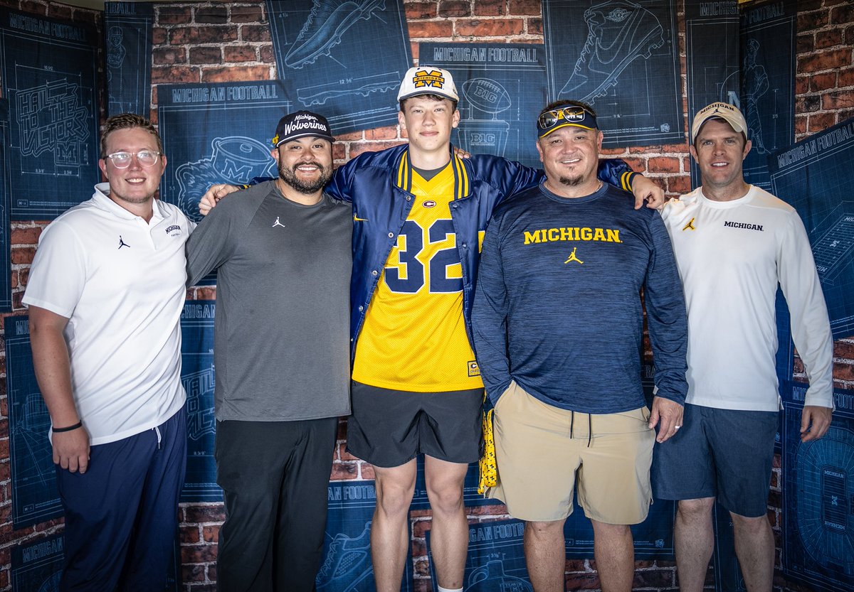 MicahDrescher's tweet image. Official visit in Ann Arbor this past weekend. So blessed for this opportunity. @UMichFootball @JTBrown721 @jbrowngoblue @Garrett__Alan @CoachKurzner @Coach_SMoore @AKarsch_UM @SeanMagee04 @CNendick25