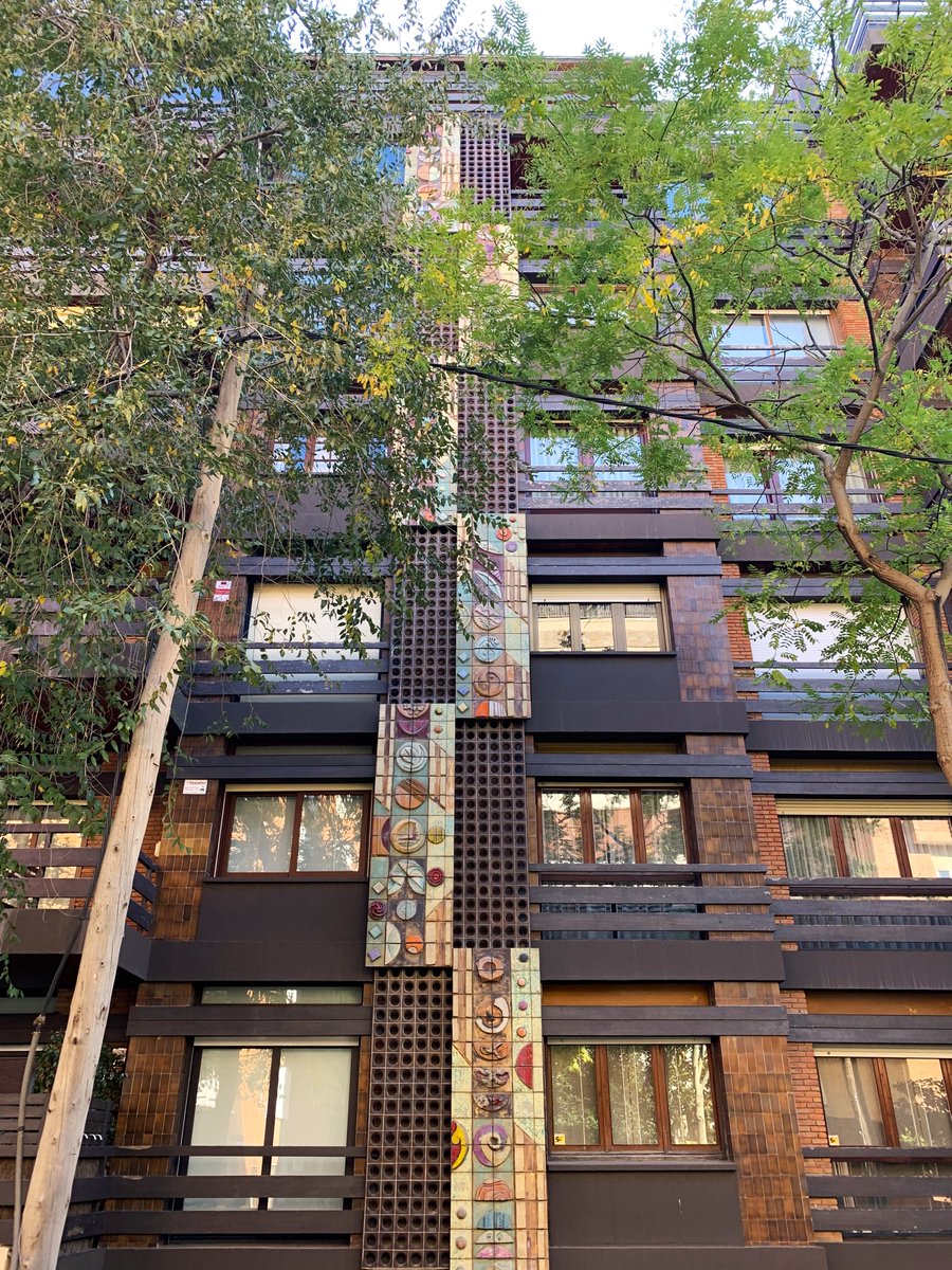 Cada vegada que passo per davant d'aquest edifici, recordo com era i m'enfurismo. Els plafons ceràmics de Joan Rifà i Benet que des del 1972 decoraven la façana haurien hagut d'estar protegits!, com tantes altres obres "setanteres" (Ganduxer 127 / Emancipació 16-18 #TresTorres)