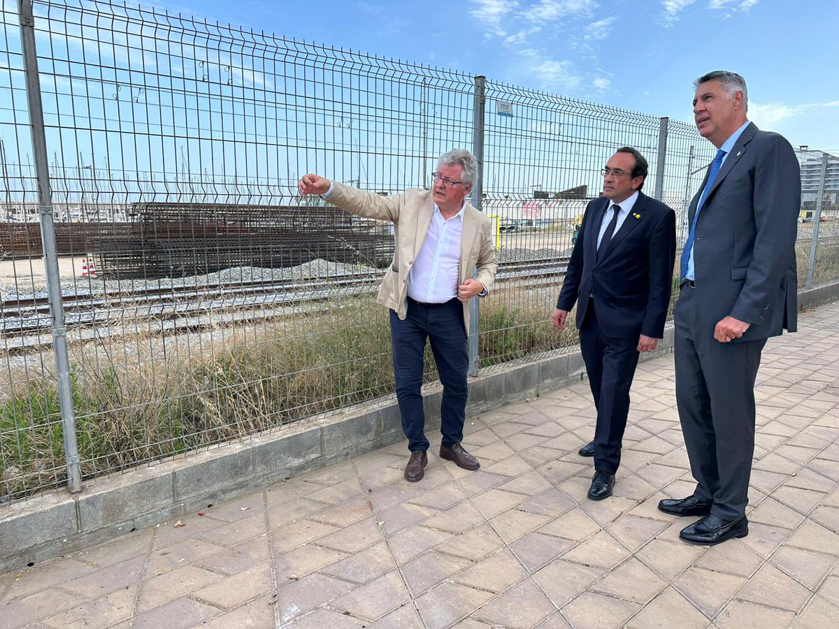 Visito l’Ajuntament de Badalona i el projecte del Gorg, una actuació de reforma urbana que connectarà la part nova de la ciutat amb el mar i vigoritzarà la zona portuària amb economia blava.

Una ciutat que preserva la seva identitat i la projecta amb força a l’àmbit metropolità.