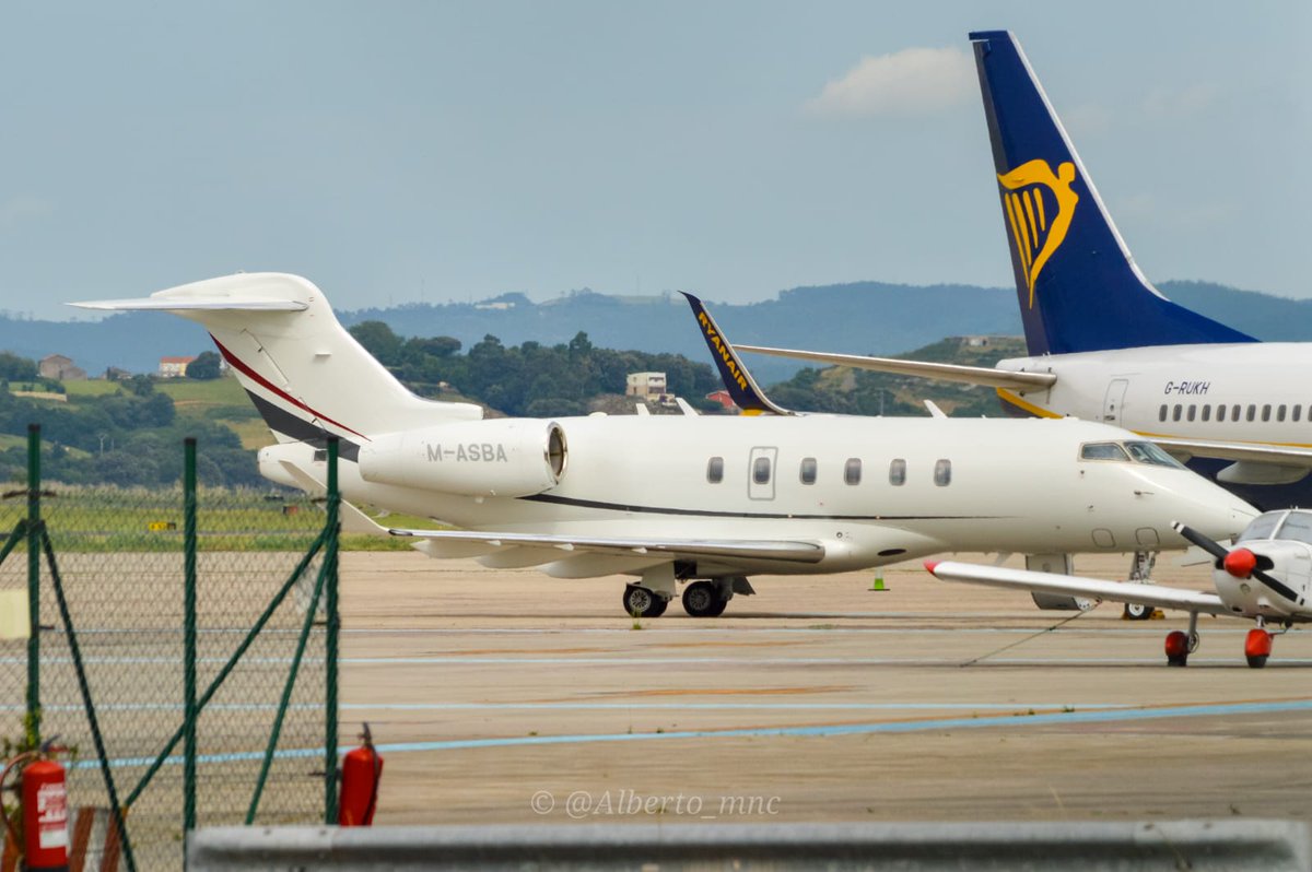 AParayas's tweet image. ✈️🔴 RETRASO: 9️⃣ h 2️⃣5️⃣ m

Del vuelo de @Ryanair_ES #Santander ➡️ #Edimburgo 

🛠🪛🔩La compañía envió un novísimo #Bombardier Challenger 3500 con mecánicos 

🛬 13:20 llega de #Londres
🛫 14:51 sale a #Madrid
🛬 17:21 llega de #Madrid
🛫 19:16 sale a #Londres

📷 @alberto_mnc
