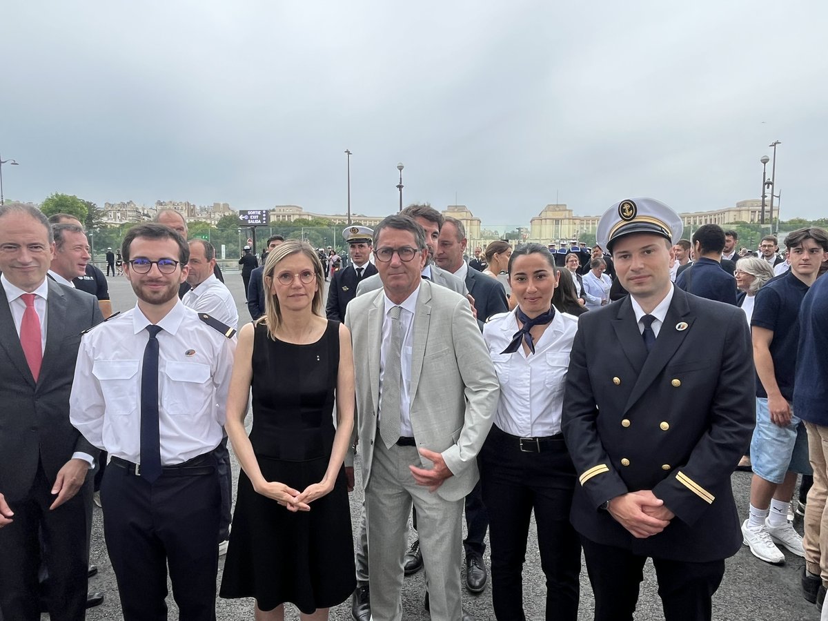 Jean-Marc Roué (@jmrouebferries) on Twitter photo 1ère nationale ! Des marins de la Défense 🇫🇷 & de la Marine marchande pour commémorer, ensemble, la Journée internationale du Marin à l'initiative de Nicolas Vaujour, <a href="/CEMM_FR/">Chef d'état-major de la Marine</a> & d'<a href="/AgnesRunacher/">Agnès Pannier-Runacher 🇫🇷🇪🇺</a> , Ministre de la Mer. Avec bien sûr une délégation de nos marins <a href="/BrittanyFerries/">Brittany Ferries</a> ! 1ère nationale ! Des marins de la Défense 🇫🇷 & de la Marine marchande pour commémorer, ensemble, la Journée internationale du Marin à l'initiative de Nicolas Vaujour, <a href="/CEMM_FR/">Chef d'état-major de la Marine</a> & d'<a href="/AgnesRunacher/">Agnès Pannier-Runacher 🇫🇷🇪🇺</a> , Ministre de la Mer. Avec bien sûr une délégation de nos marins <a href="/BrittanyFerries/">Brittany Ferries</a> !