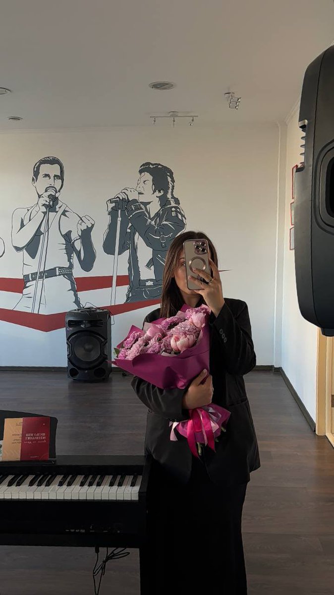 elyameft's tweet photo. «— ты красивее каждого пиона в этом букете вместе взятых» https://t.co/vZUAe184Yh