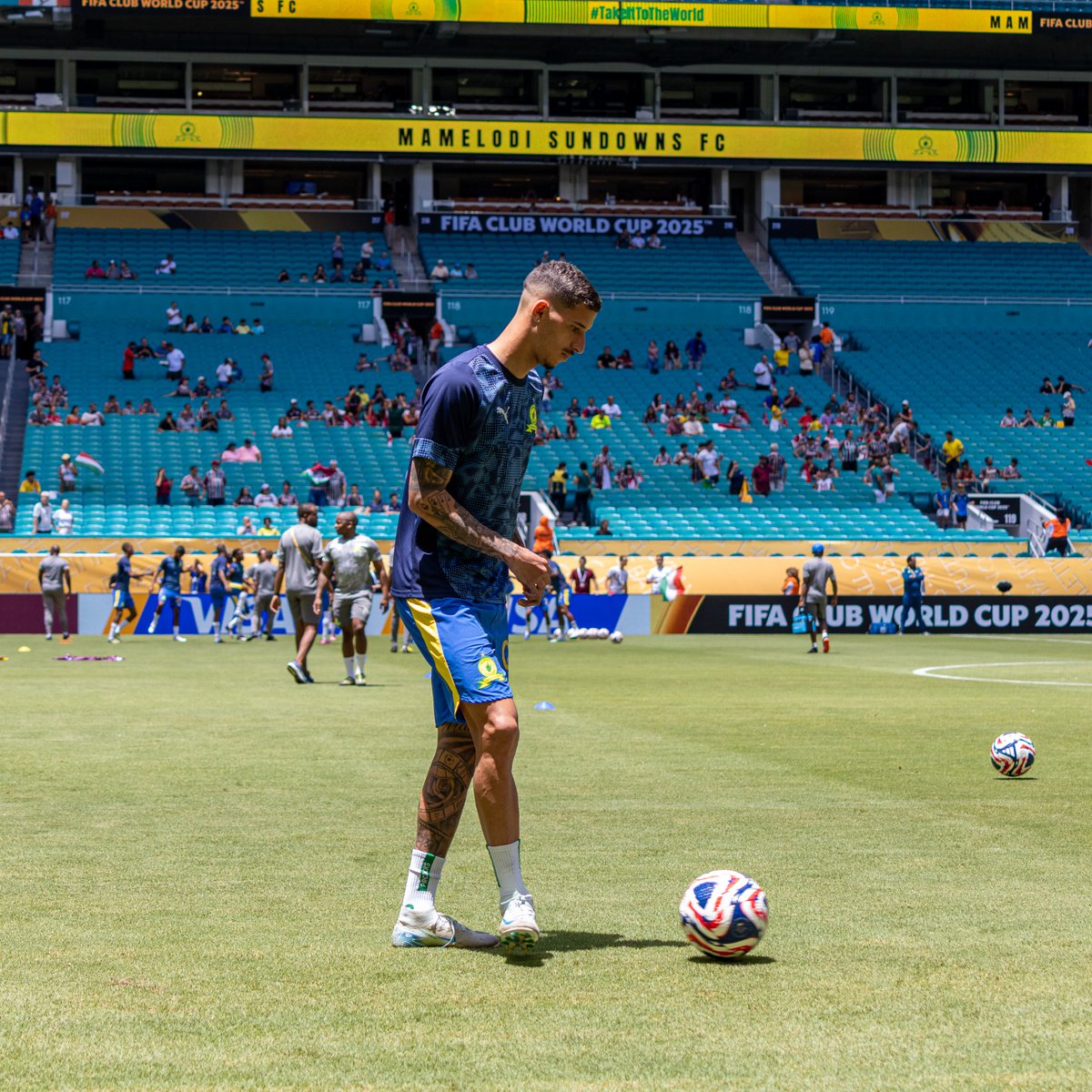 It’s almost time! The Brazilians are out on the pitch for warm ups.🔥 

#Sundowns #FIFACWC #TakeItToTheWorld #AfricaToTheWorld