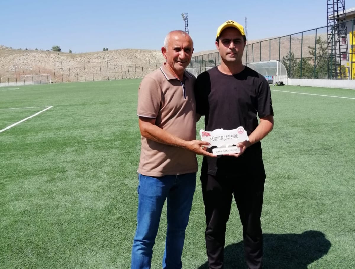 ⚽️"U17 Türkiye Futbol Şampiyonası 1. Kademe Maçları" Çankırı 1 No’lu Sentetik Futbol Sahası'nda tüm heyecanıyla devam ediyor.
📍Şehrimizde ağırladığımız takımlara, Futbol İl Temsilcisi Sadık Şerbet tarafından Çankırı'nın meşhur kaya tuzundan yapılan hediyeler takdim edildi.