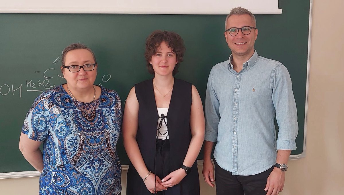 SiliconCage's tweet image. 🎓 Iga Maniszewska has just defended her MSc thesis on a new titration method for acidic functional groups in humic substances! 🧪💡
Supervised by Dr hab. Maria Jerzykiewicz, Associate Professor @uniwroc
Congrats, Iga! 👏 Wishing you lots of success! 💼✨
@WCh_UWr
