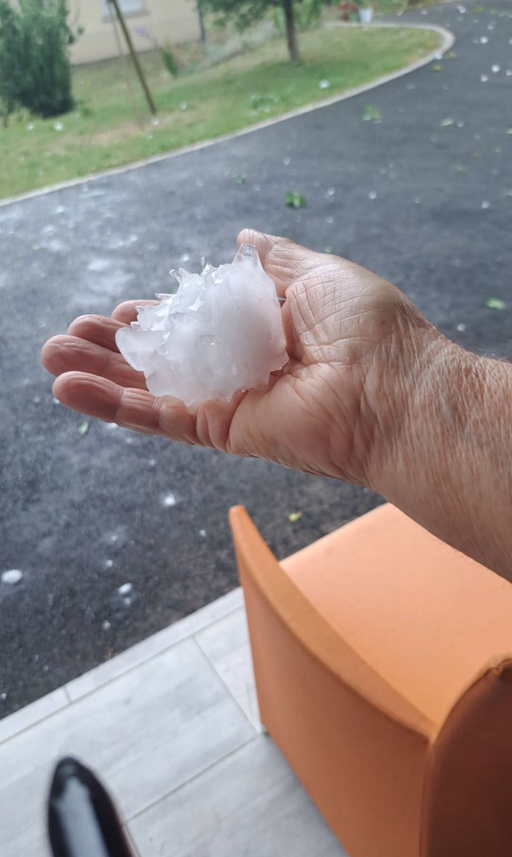 This afternoon: 🇫🇷 France — Hailstones up to 6 centimeters in diameter battered the southern Landes region.