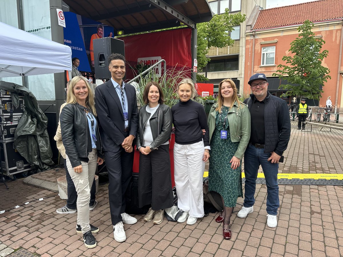 Loistopäivä #suomiareena’lla! Yleisö innostui selvästi, kun kannustimme Sean Huffin kanssa aikuisia liittoutumaan lasten ja nuorten suojaamiseksi algoritmien haitoilta. Kiitos kaikille järjestäjille!