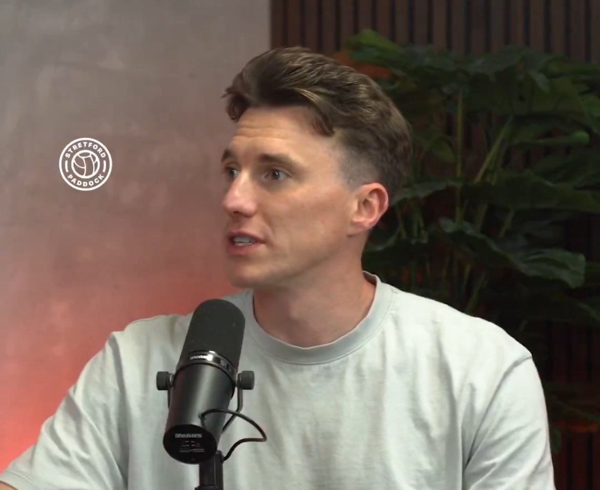 UtdXclusive's tweet photo. 🚨🗣️ @lauriewhitwell on Emi Martinez:

"United have been in touch with Martinez’s camp. I do believe United are in contact with quite a few players in different positions, they’re assessing the market, what might work, so that’s why you get the Christopher Nkunku links as well for example. Does that mean they’re going to act on that? I don’t think so, certainly not in all cases."

#MUFC [@StretfordPaddck]