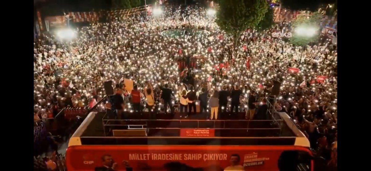Gecenin bu saatinde CHP ve Özgür Özel’in düzenlediği Büyükçekmece mitingine bakın.

Halk artık usandı. Halk artık AKP’yi istemiyor. CHP’ye teveccüh tarihin en zirvesinde.

Tek talep: “Hak, hukuk, adalet!”