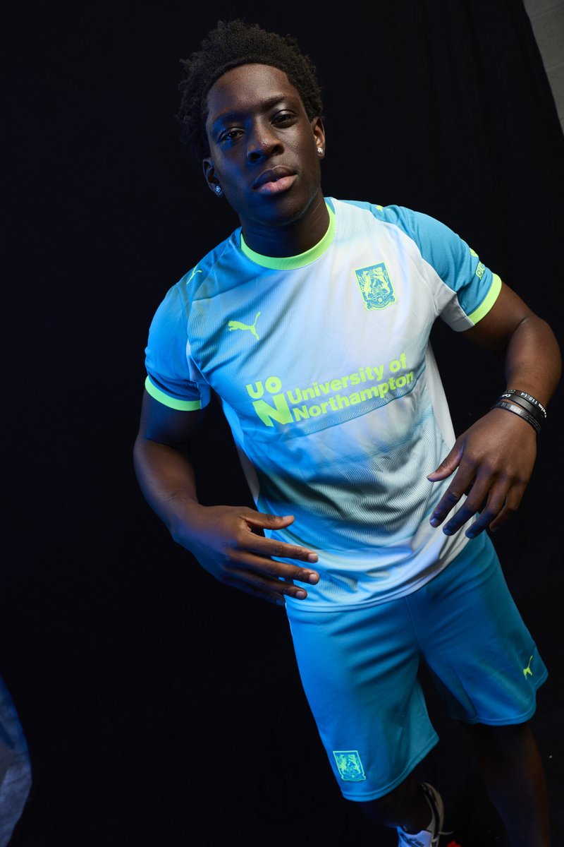 🤩 Fran showing off the 2025/26 Northampton Town third kit!

#ShoeArmy 👞