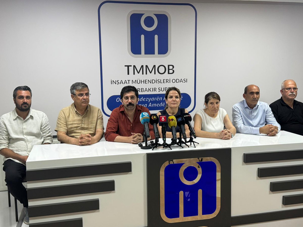 Bileşeni olduğumuz Diyarbakır Kent Koruma ve Dayanışma Platformu'nun Kürt meselesi çerçevesinde yürütülen yeni sürece ilişkin düzenlediği basın toplantısına Baro Başkanımız Av. Abdulkadir Güleç katıldı.

"Ortak Geleceği İnşa Etmek Hepimizin Görevidir"

Bu bağlamda, aşağıdaki