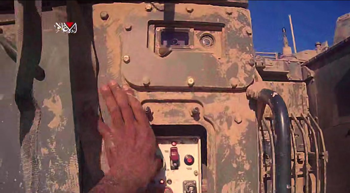 شعرت بمرارة ذاك المقاتل في #الزنة وبكيت يومها، لأن قلبه تحرّق أن لا يجد ما ينسف تلك الدبابة التي حاول فتحها وطاردها بالرصاص، بعد أكثر من 600 يوم من القتال على جوع وخذلان.. لكن تلك الأيدي الطاهرة المتوضئة عادت بعد أيام بشواظ من نار لتحرق الناقلة المجنزرة بمن فيها.. وتشفي صدور قومٍ