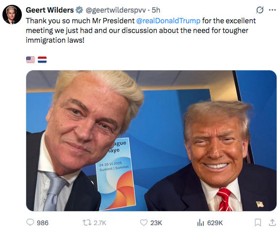 Vrij vertaald:
#Trump : "nooit van gehoord. Wie is dat? Lijkt me een aardige vent".

Alles voor het schouwtoneel. Dat mag vanzelfsprekend!
#PVV #Wilders