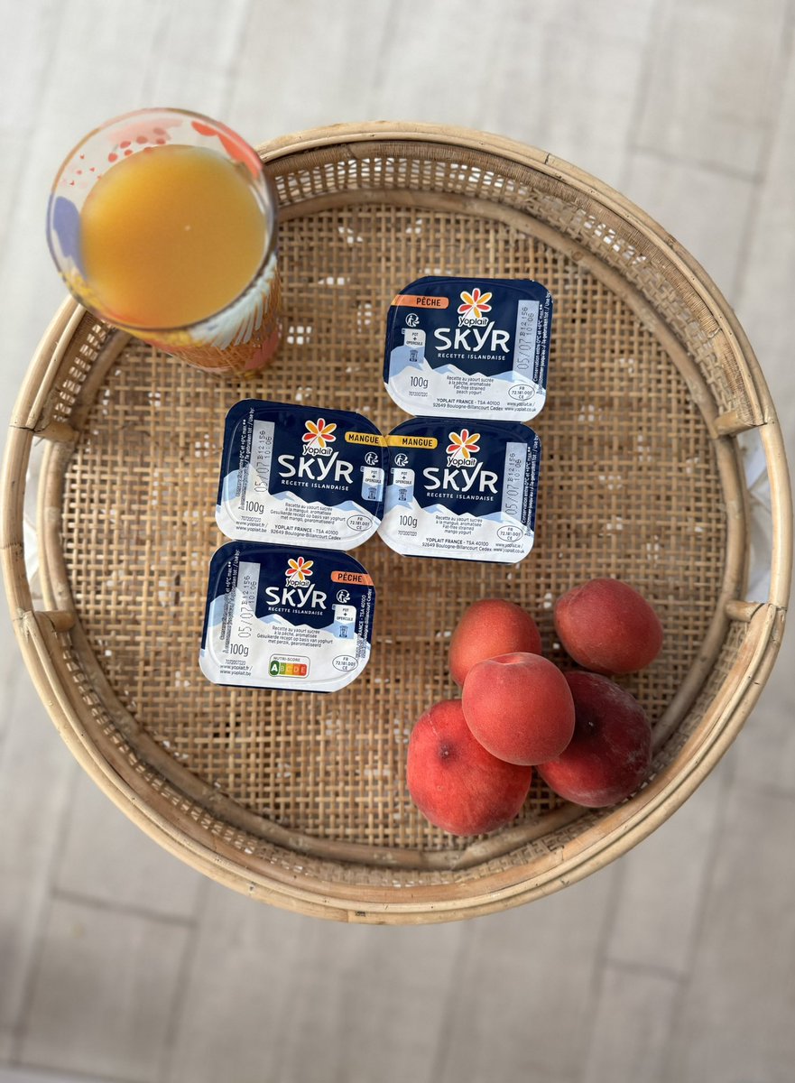 ISFOrient's tweet photo. Hello 🍑

Avec cette chaleur rien ne vaut un skyr bien frais de chez @yoplaitfrance 🧡

Le Skyr Yoplait est un yaourt ultra-protéiné, à la texture épaisse et crémeuse, naturellement pauvre en matières grasses. Décliné en plusieurs parfums (vanille, pêche, mangue, straciatella…) https://t.co/Qh5eqrXPGQ