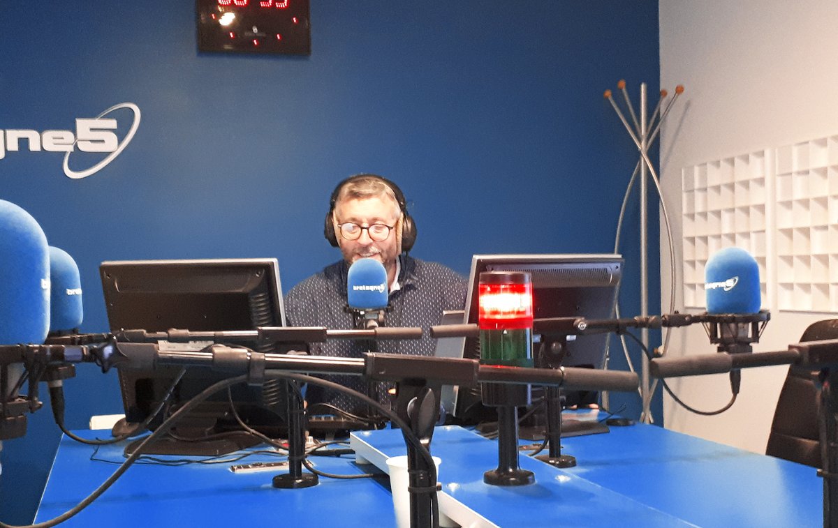 Bon début de journée à l'écoute de #B5Matin la #Matinale de Bretagne 5 !

Au programme ce jeudi :

👉 La météo avec <a href="/MeteoBretagne/">Météo Bretagne</a>
👉 à 7h10 La revue de presse
👉 à 7h52 Destination commune
👉 à 8h15 L'invité politique de #Bretagne5

➡️ l'information tous les 1/4 d'heure