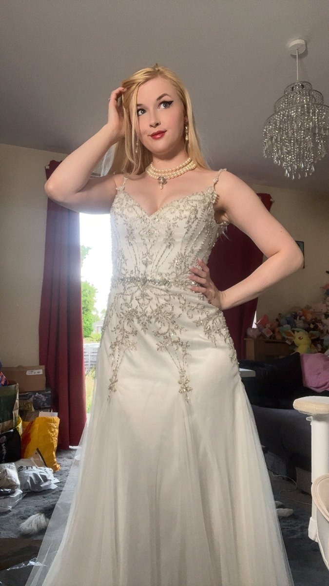Guess who’s in the wedding dress?? 👀 come hangout and talk wedding details with me! Will be showing some stuff of from the day and maybe opening cards with Mario kart world 

twitch.tv/tearastar 

Retweets super appreciated 😛🙌